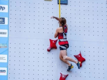 勇夺攀岩世界杯第五名！为这个南宁妹点赞！