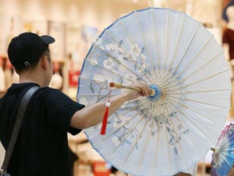 四川乐山：非遗市集人气旺