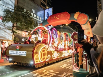 特写：香港花车歌舞庆新春