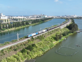 跨境客货运量双增长 钢铁丝路铺就内联外通新坦途