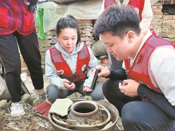 华丽巨蚊幼虫“出战”灭蚊  2025-08-01 07:10